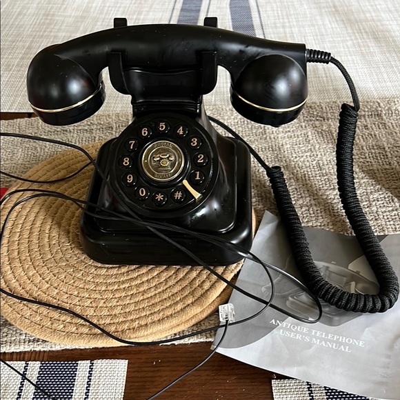 Antique-look telephone - Picture 1 of 1